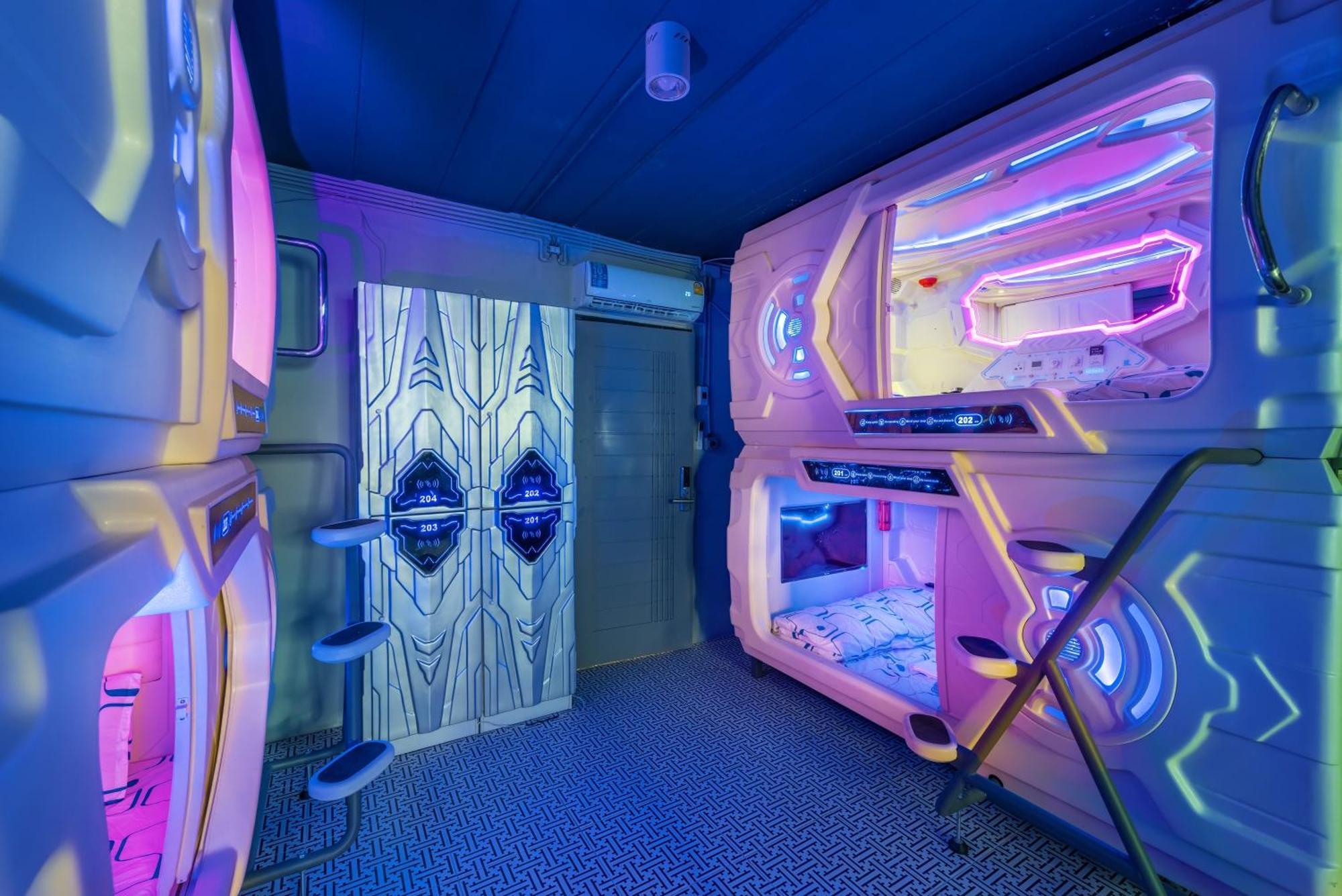 Space Station Hostel Bangkok Exterior photo