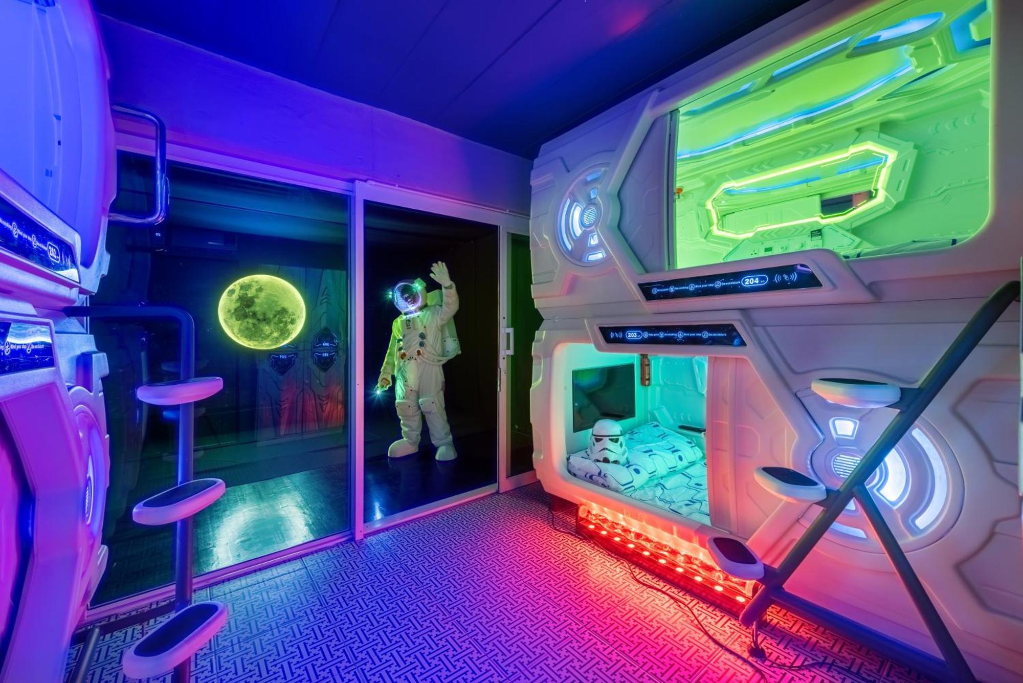 Space Station Hostel Bangkok Exterior photo