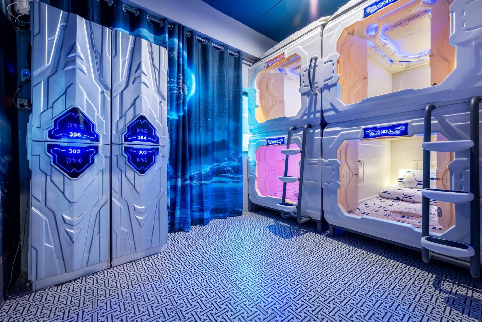 Space Station Hostel Bangkok Exterior photo