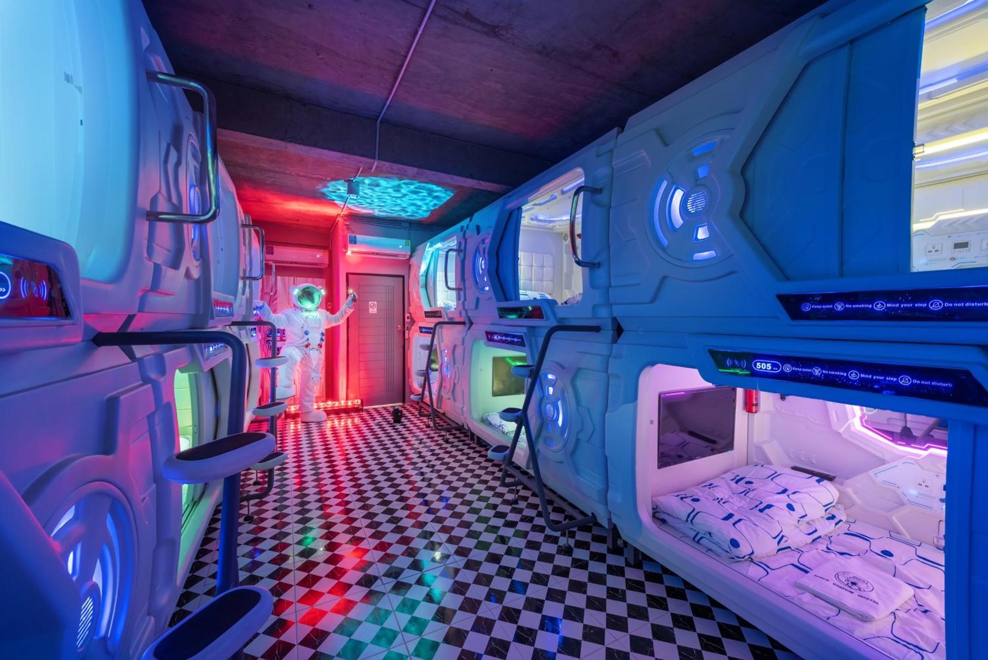 Space Station Hostel Bangkok Exterior photo