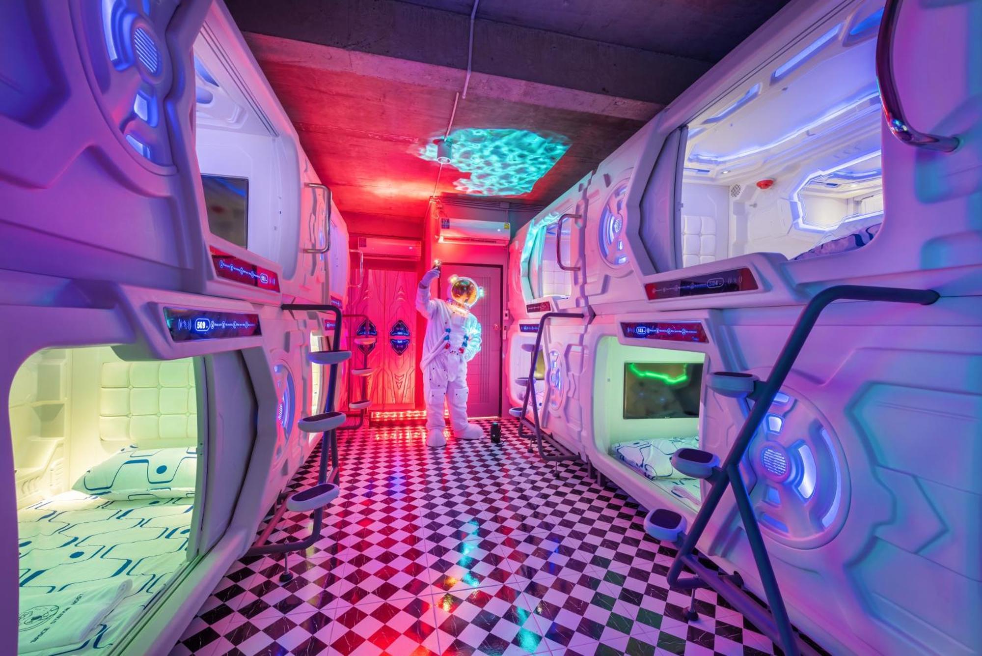 Space Station Hostel Bangkok Exterior photo
