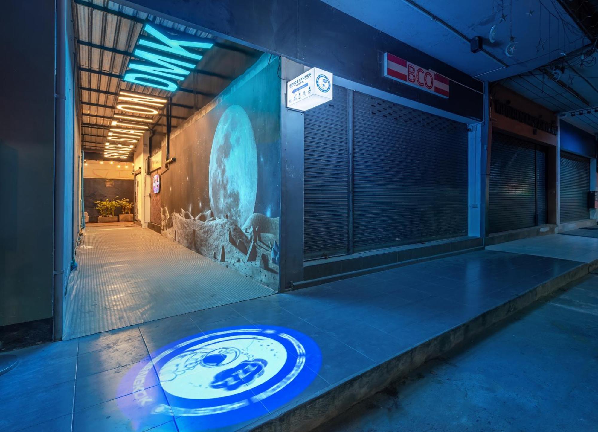 Space Station Hostel Bangkok Exterior photo