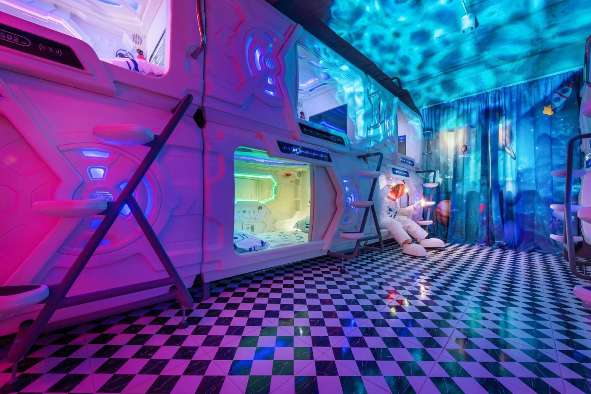 Space Station Hostel Bangkok Exterior photo