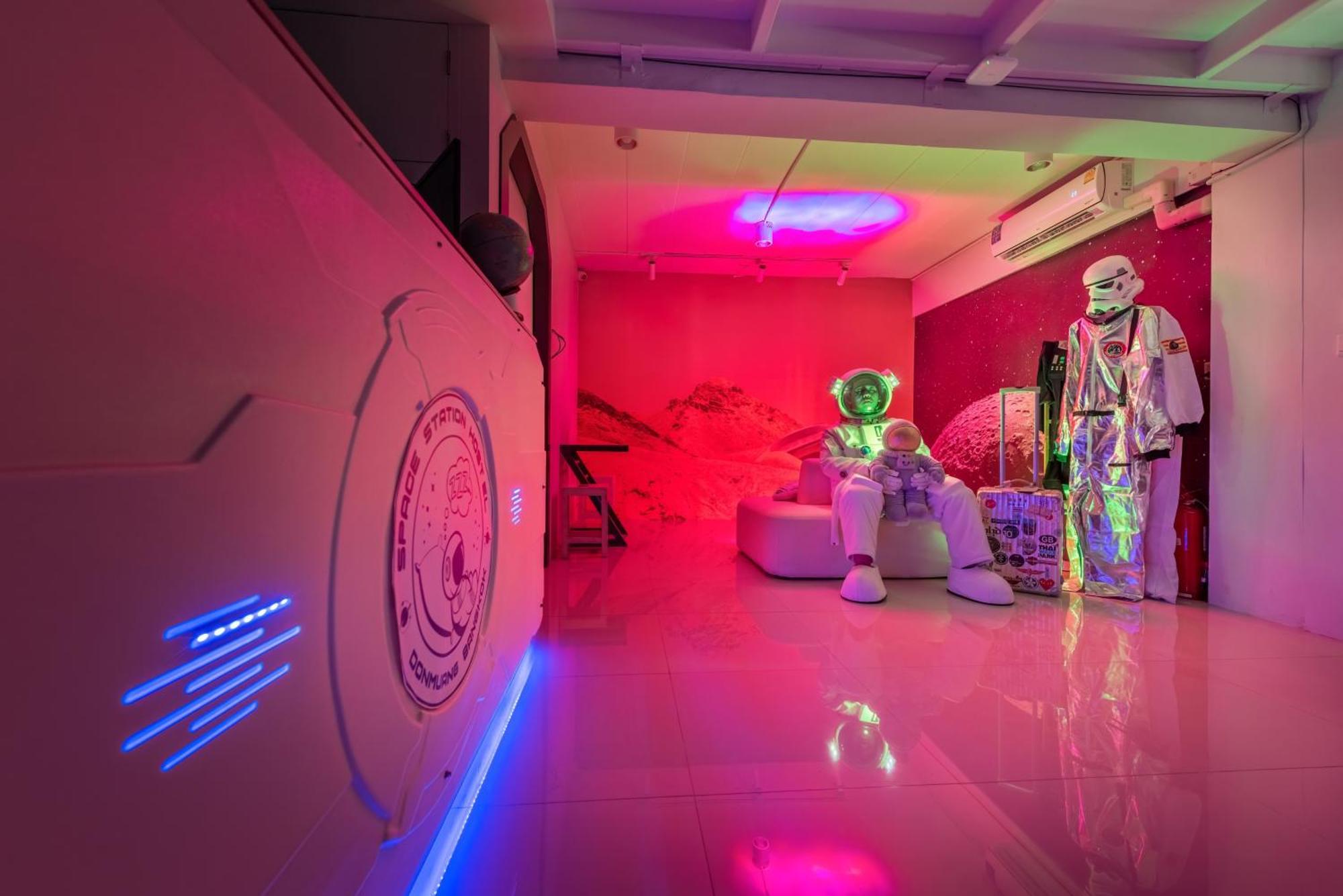 Space Station Hostel Bangkok Exterior photo
