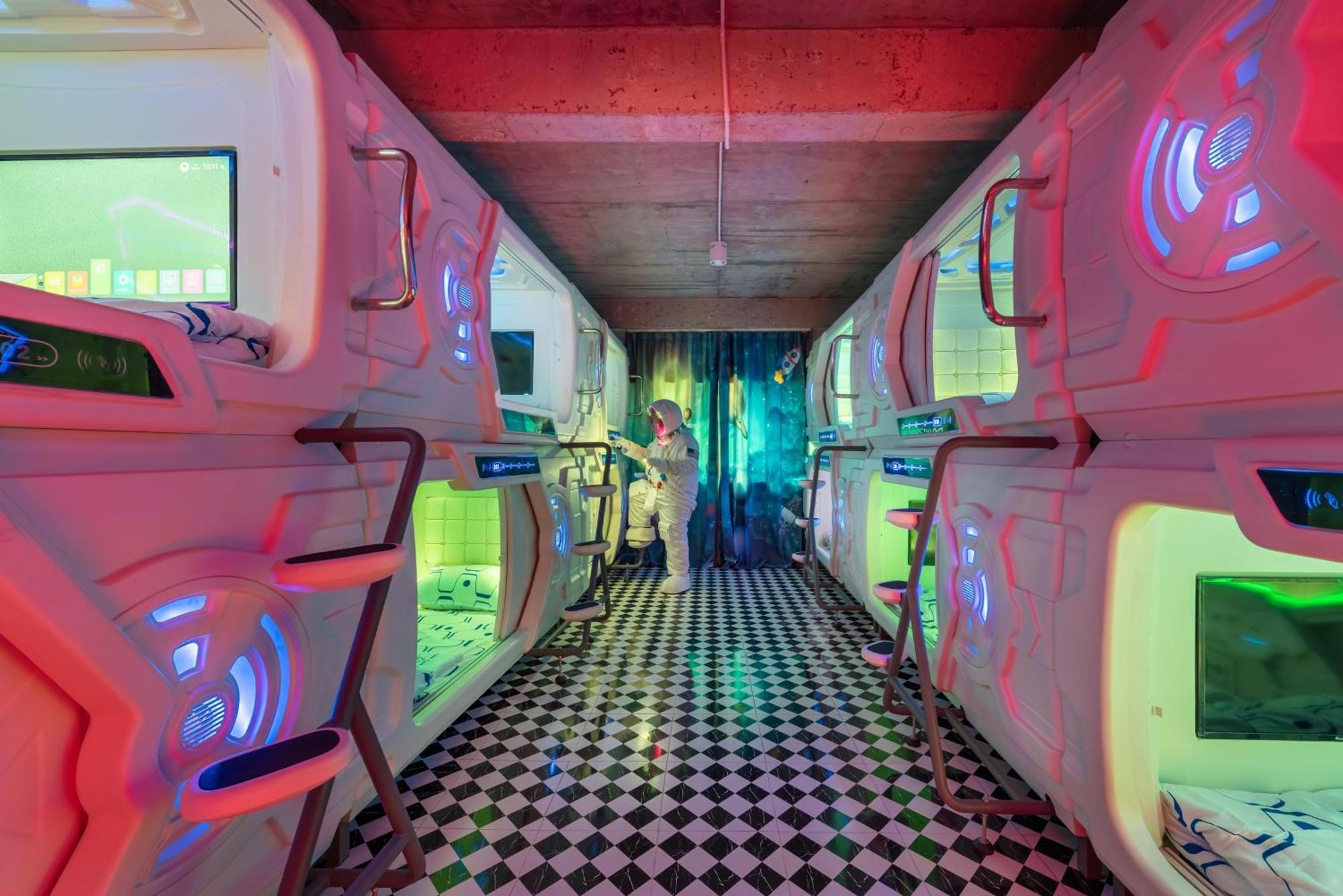 Space Station Hostel Bangkok Exterior photo