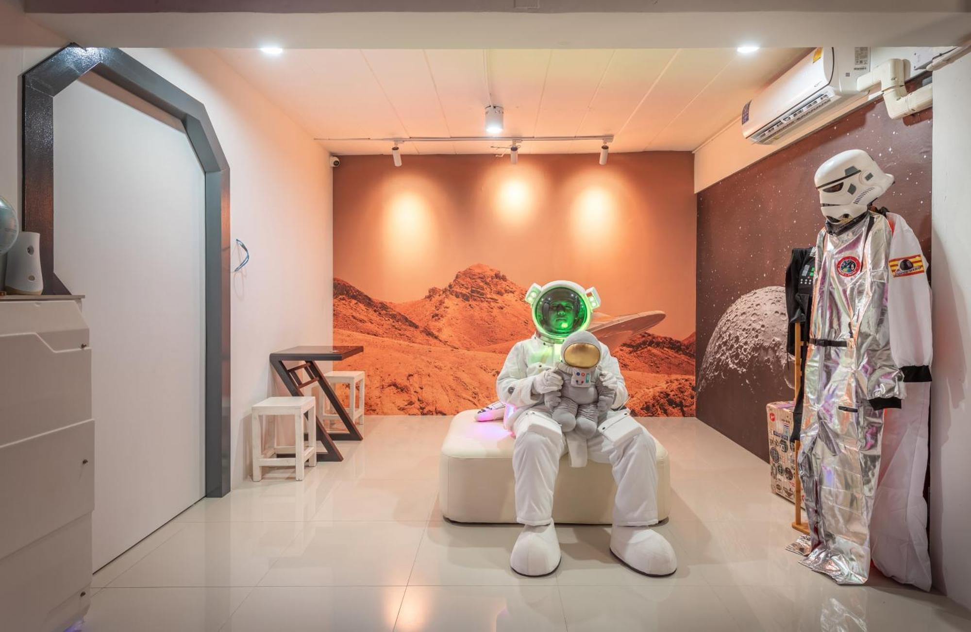 Space Station Hostel Bangkok Exterior photo