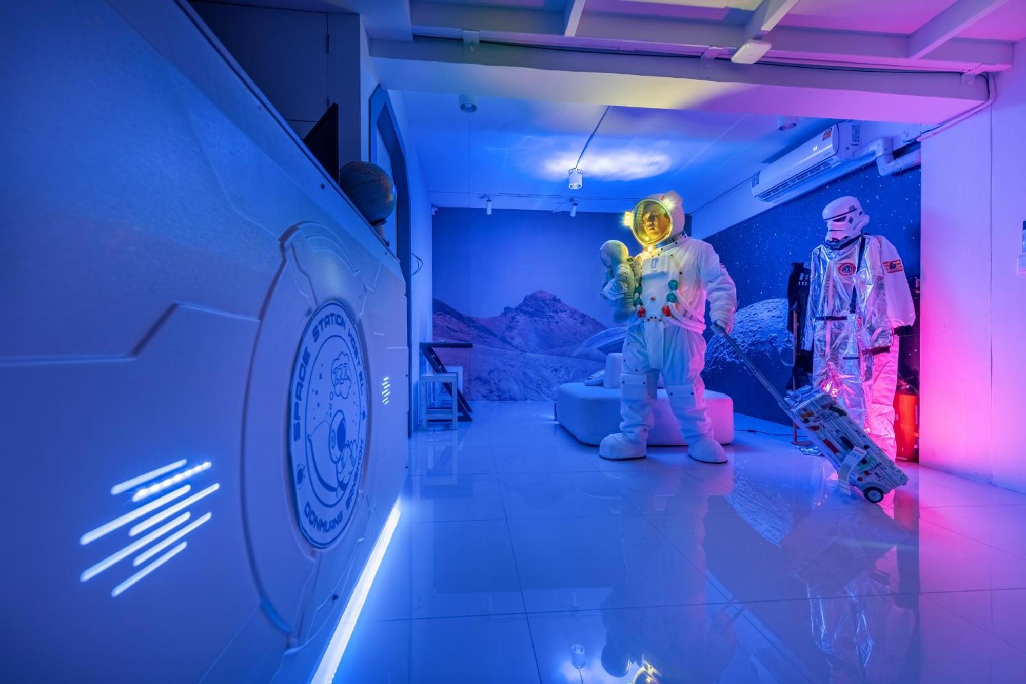 Space Station Hostel Bangkok Exterior photo