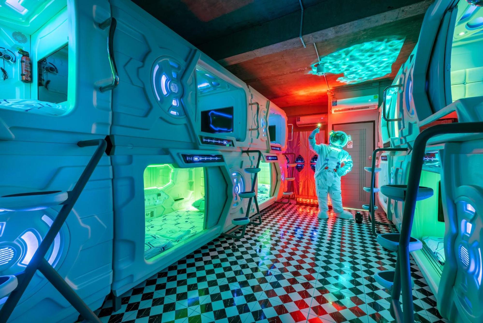 Space Station Hostel Bangkok Exterior photo