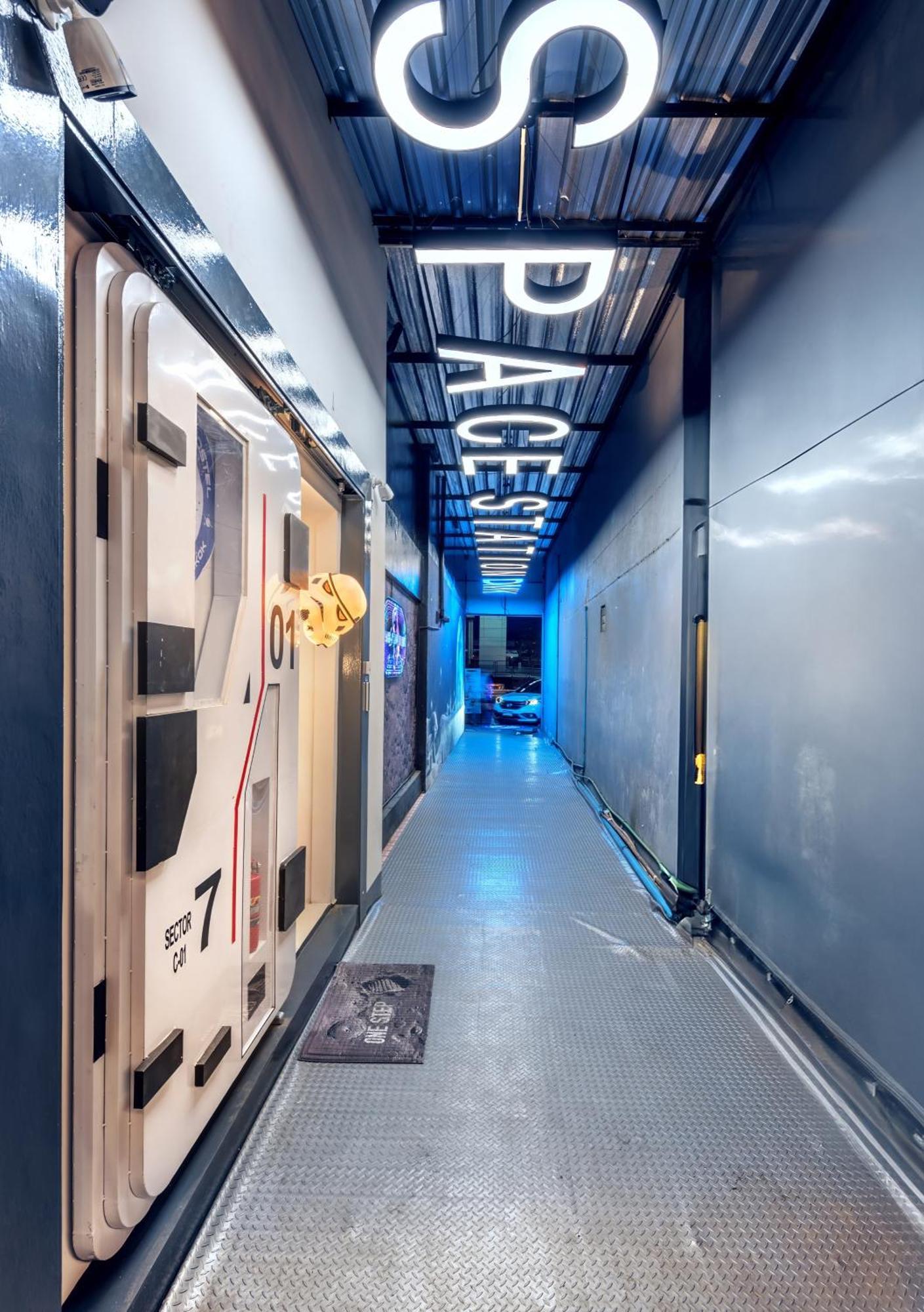 Space Station Hostel Bangkok Exterior photo