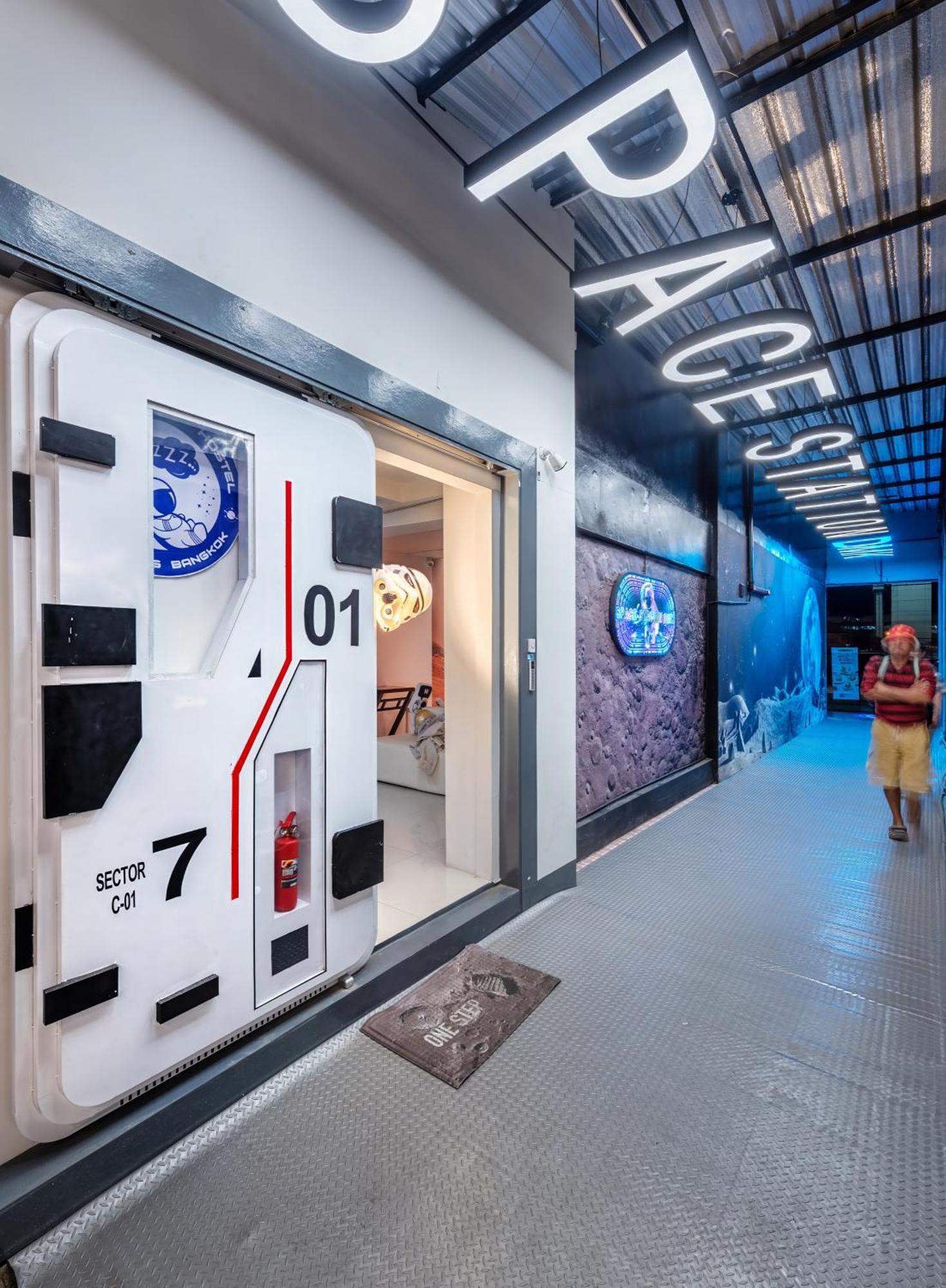 Space Station Hostel Bangkok Exterior photo