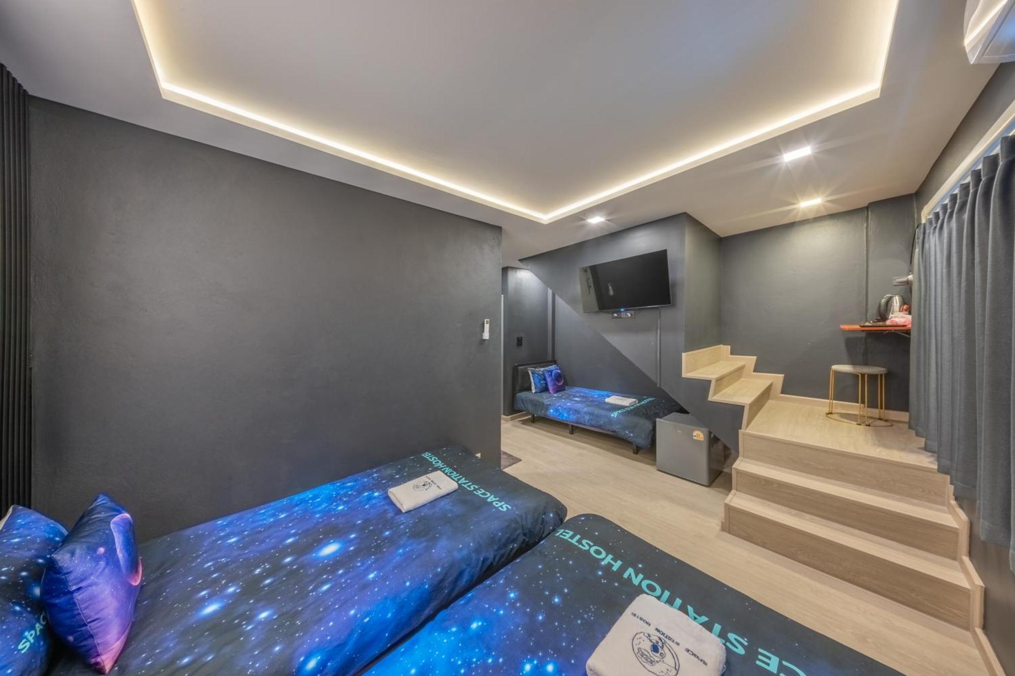 Space Station Hostel Bangkok Exterior photo
