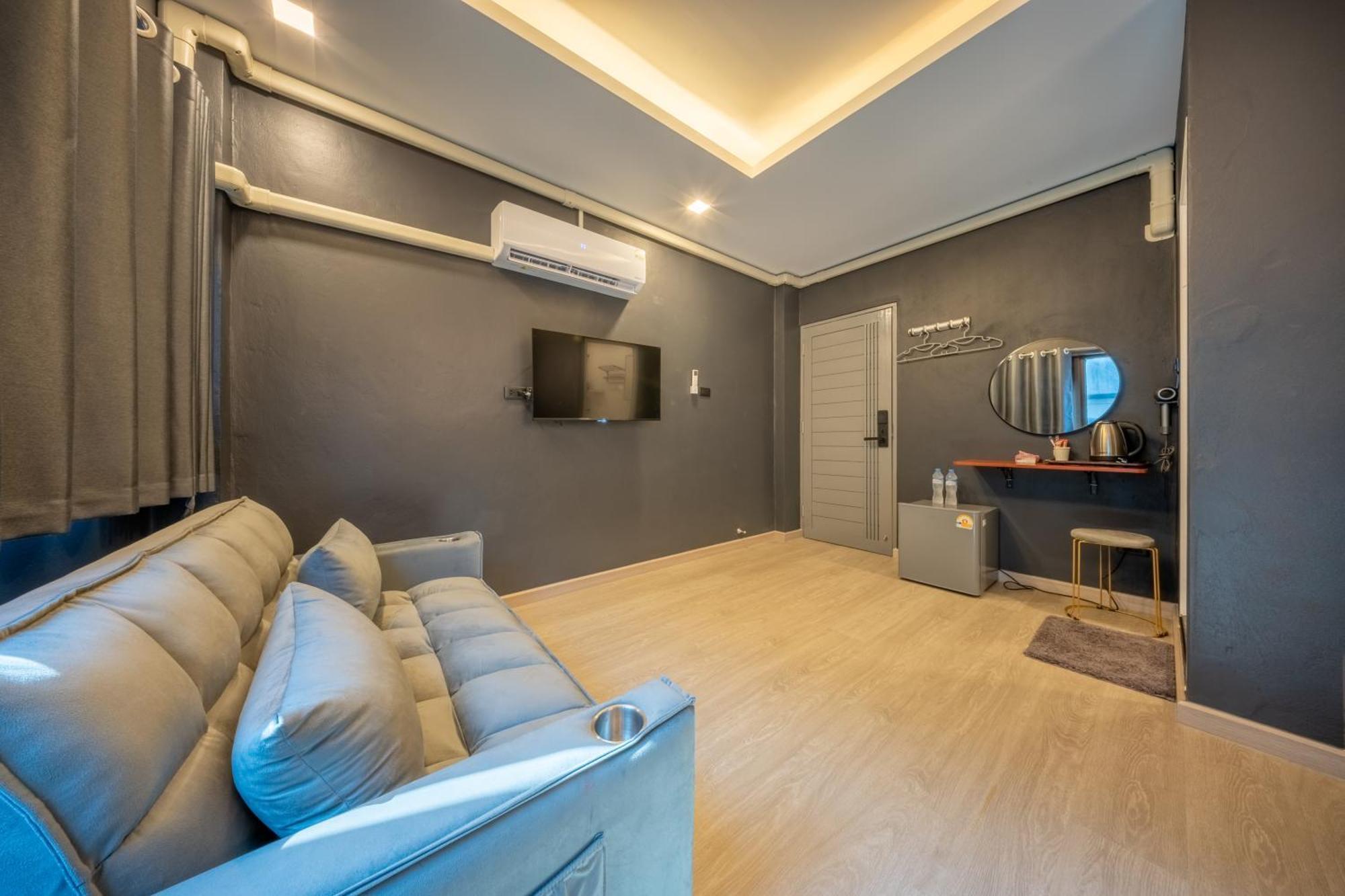 Space Station Hostel Bangkok Exterior photo