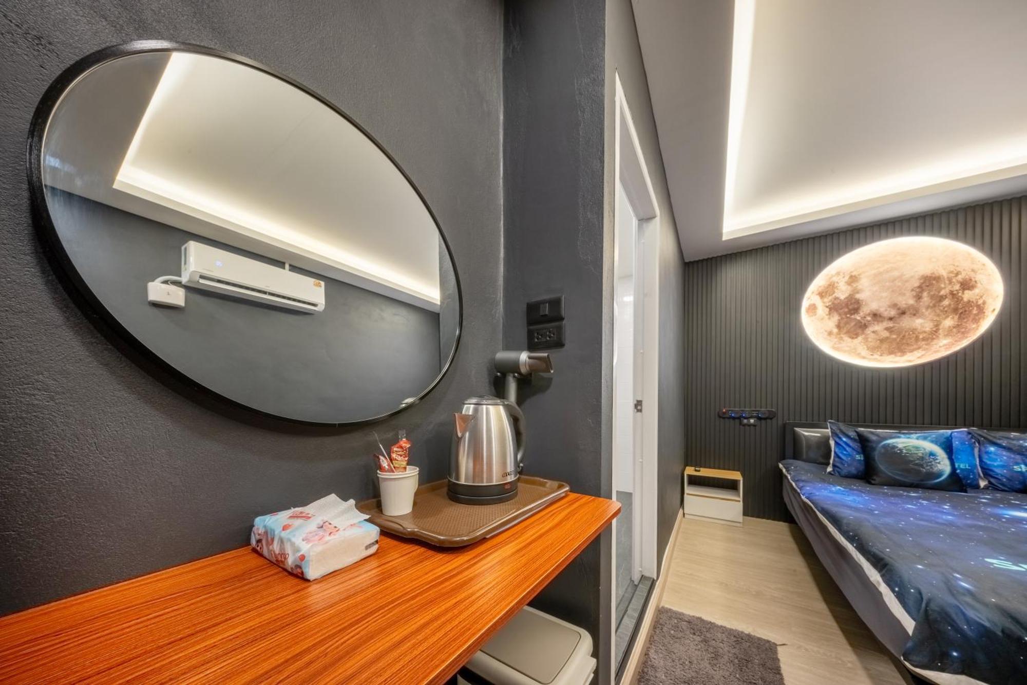 Space Station Hostel Bangkok Exterior photo